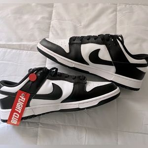 Panda (black and white) men’s Nike dunks